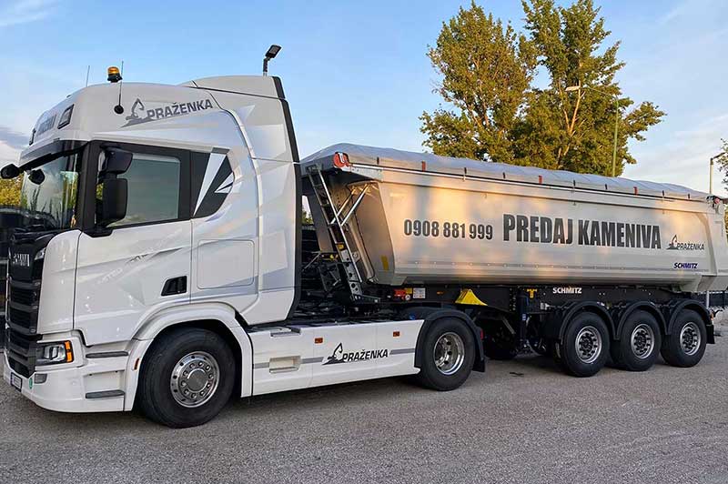 Ťahač Scania 450 so sklápacím návesom na prepravu kameniva