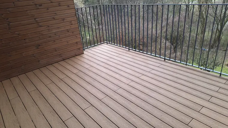 Balkón s hnedými WPC doskami