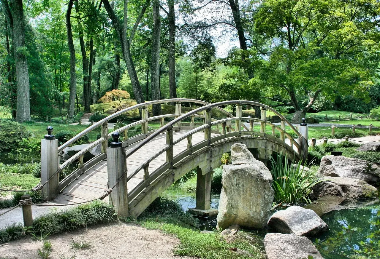 Japonská záhrada s dreveným mostíkom