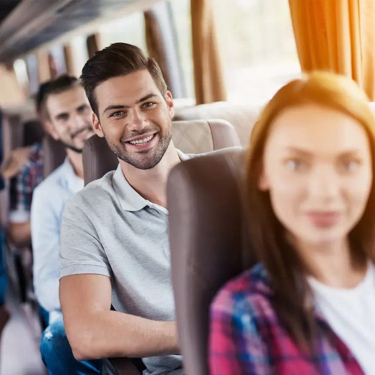 Usmiati cestujúci v autobuse