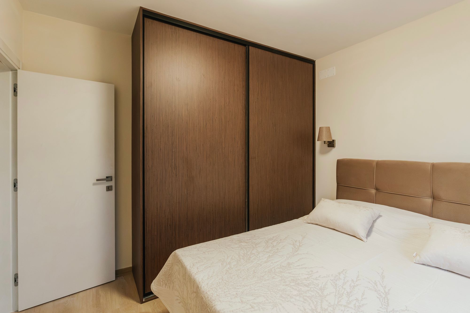 Built-in sliding wardrobe in the bedroom with fronts in Brown Tonsberg Oak décor, Croatia – Krk.