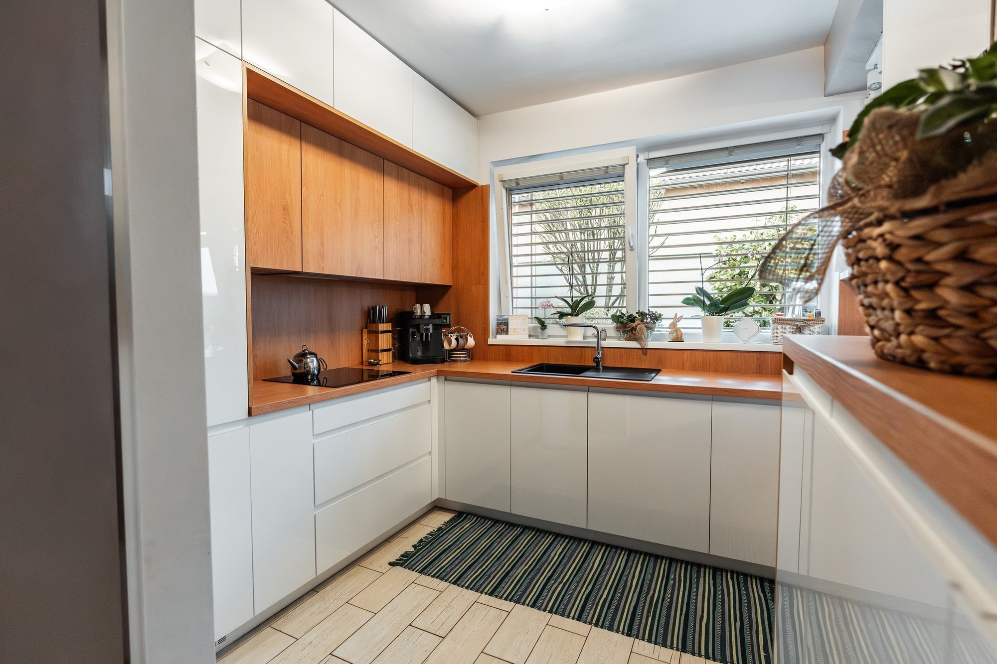 Gloss White & Natural Hickory Kitchen — Malinovo