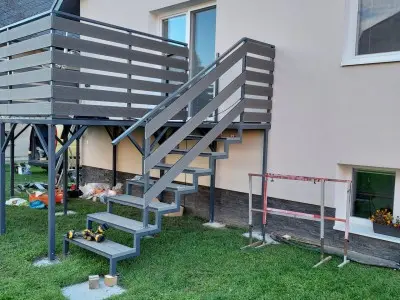 Vyvýšený balkón s kovovým schodiskom