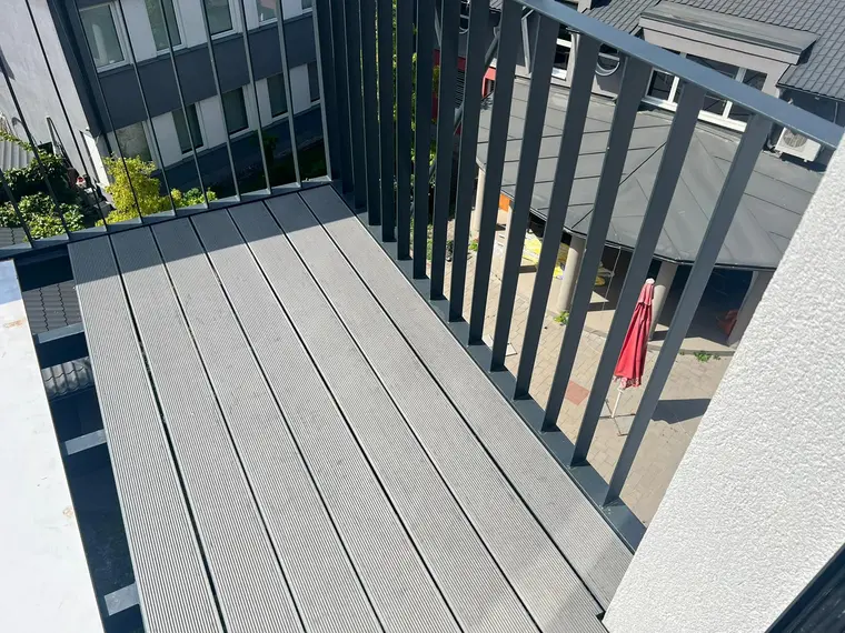 Balkón so sivými WPC doskami