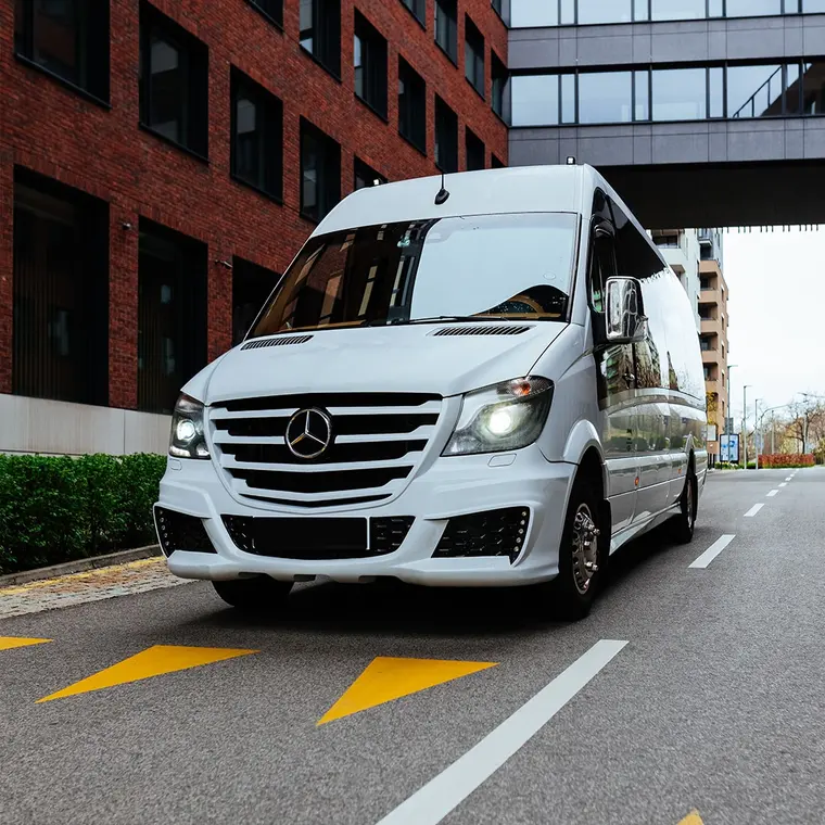 Biely mikrobus Mercedes-Benz Sprinter