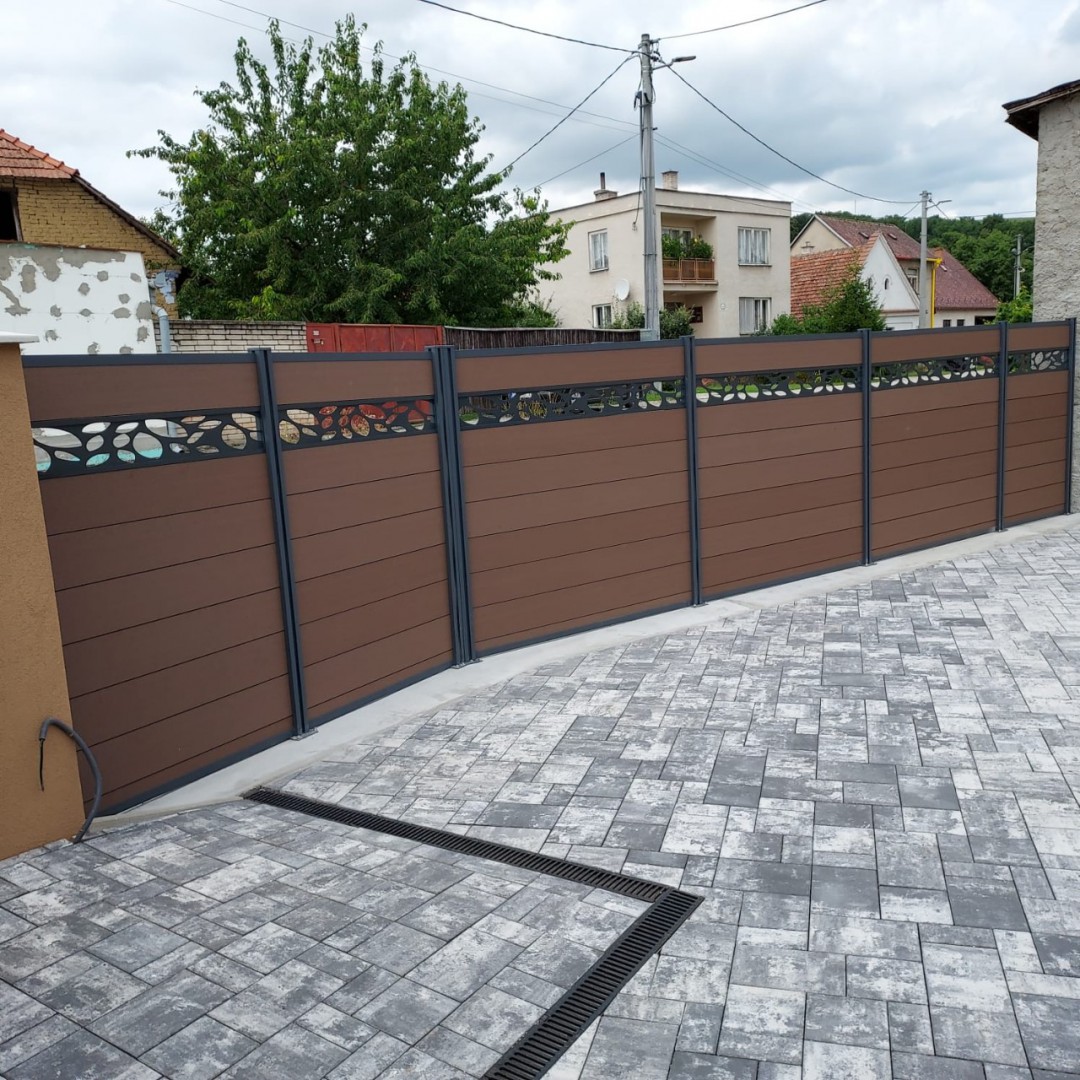 WPC plot s dekoračným panelom