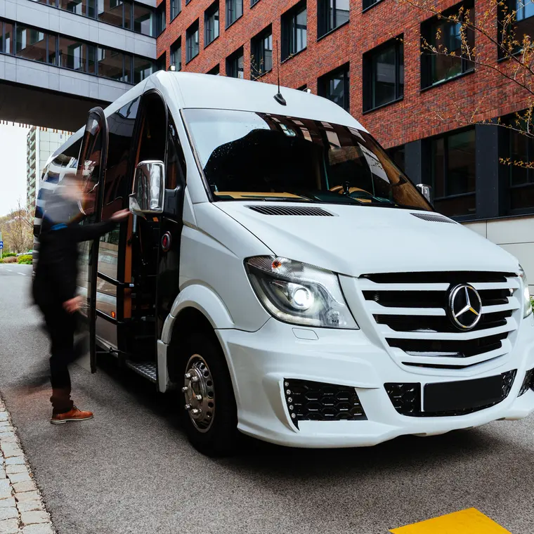 Mikrobus Mercedes-Benz Sprinter DOMINIQ pred budovou