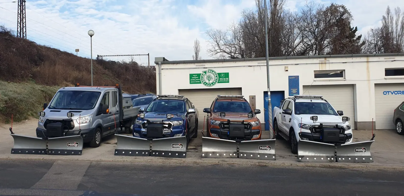 Autá Zeleň Slovakia s radlicami pred prevádzkou