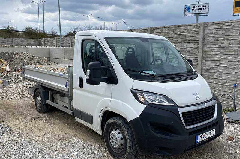Úžitkový Peugeot Boxer s valníkom na drobné rozvozy