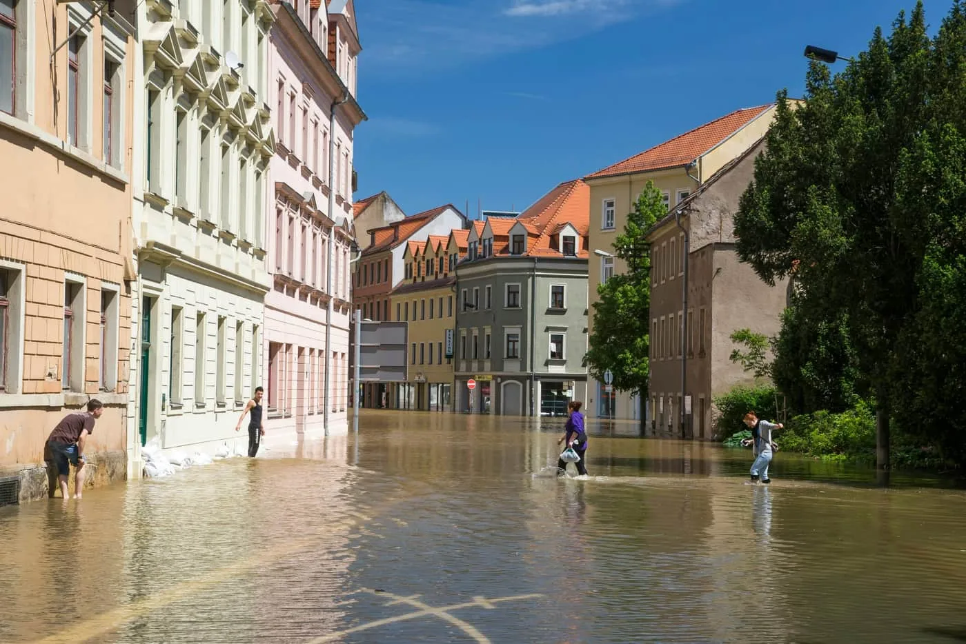 Zaplavená ulica v historickom centre mesta počas povodne