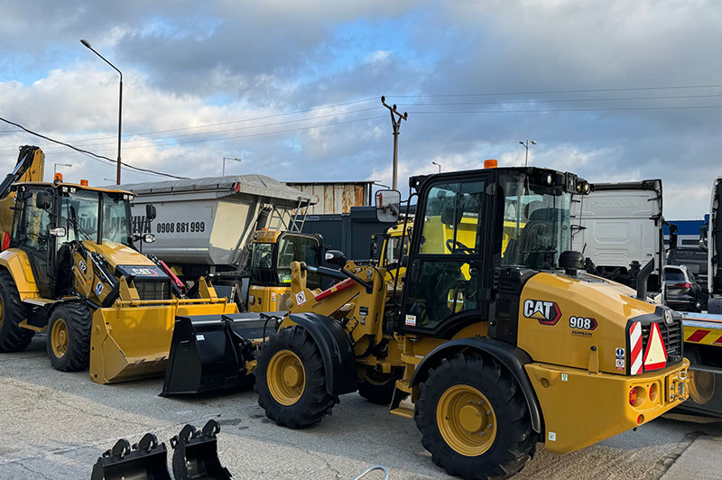 Nákladné vozidlo s hydraulickou rukou pri nakládke