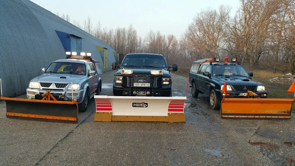 Tri pick-upy s radlicami na zimnú údržbu