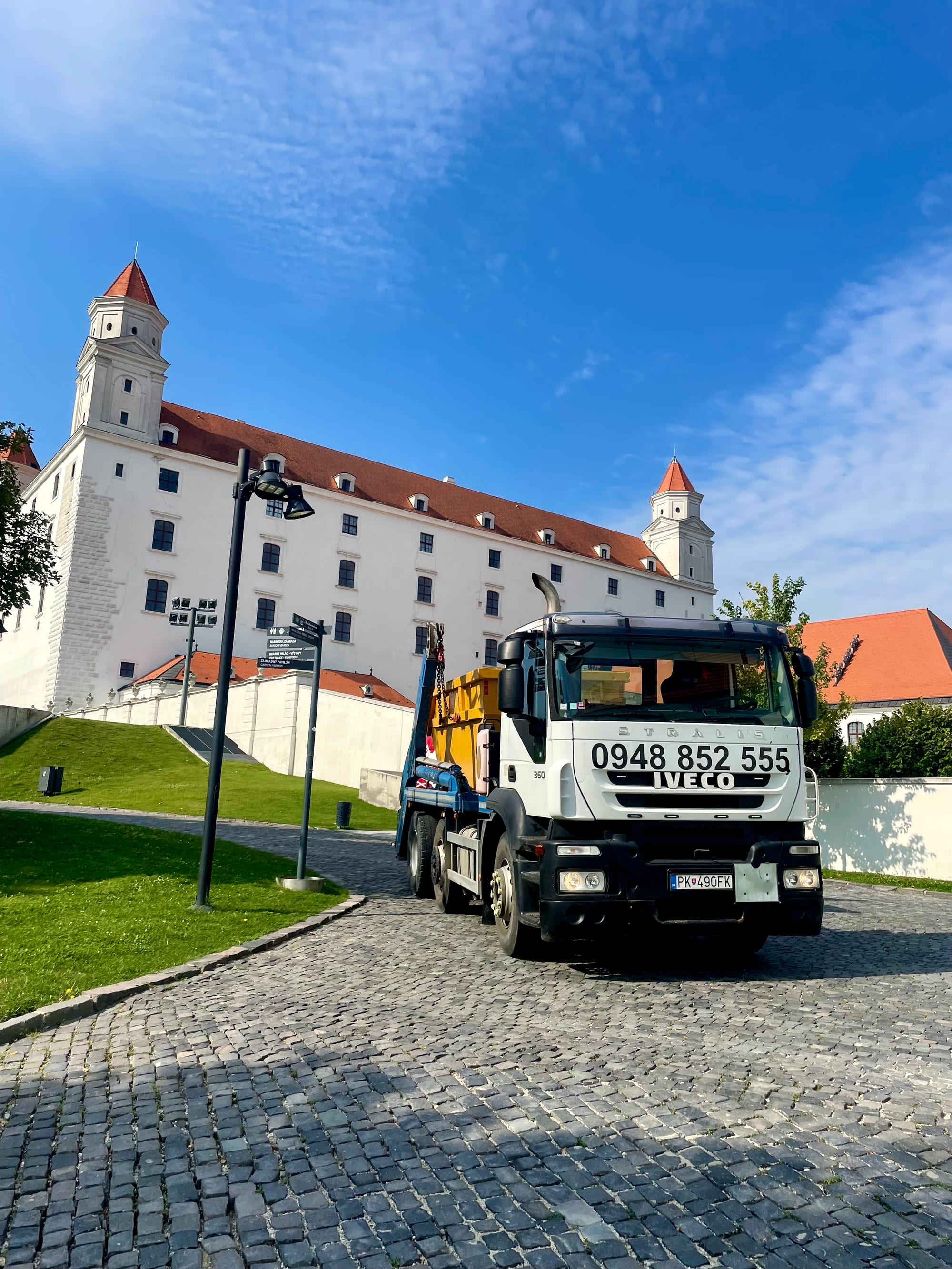 Nosič kontajnerov St. Marco pod Bratislavským hradom