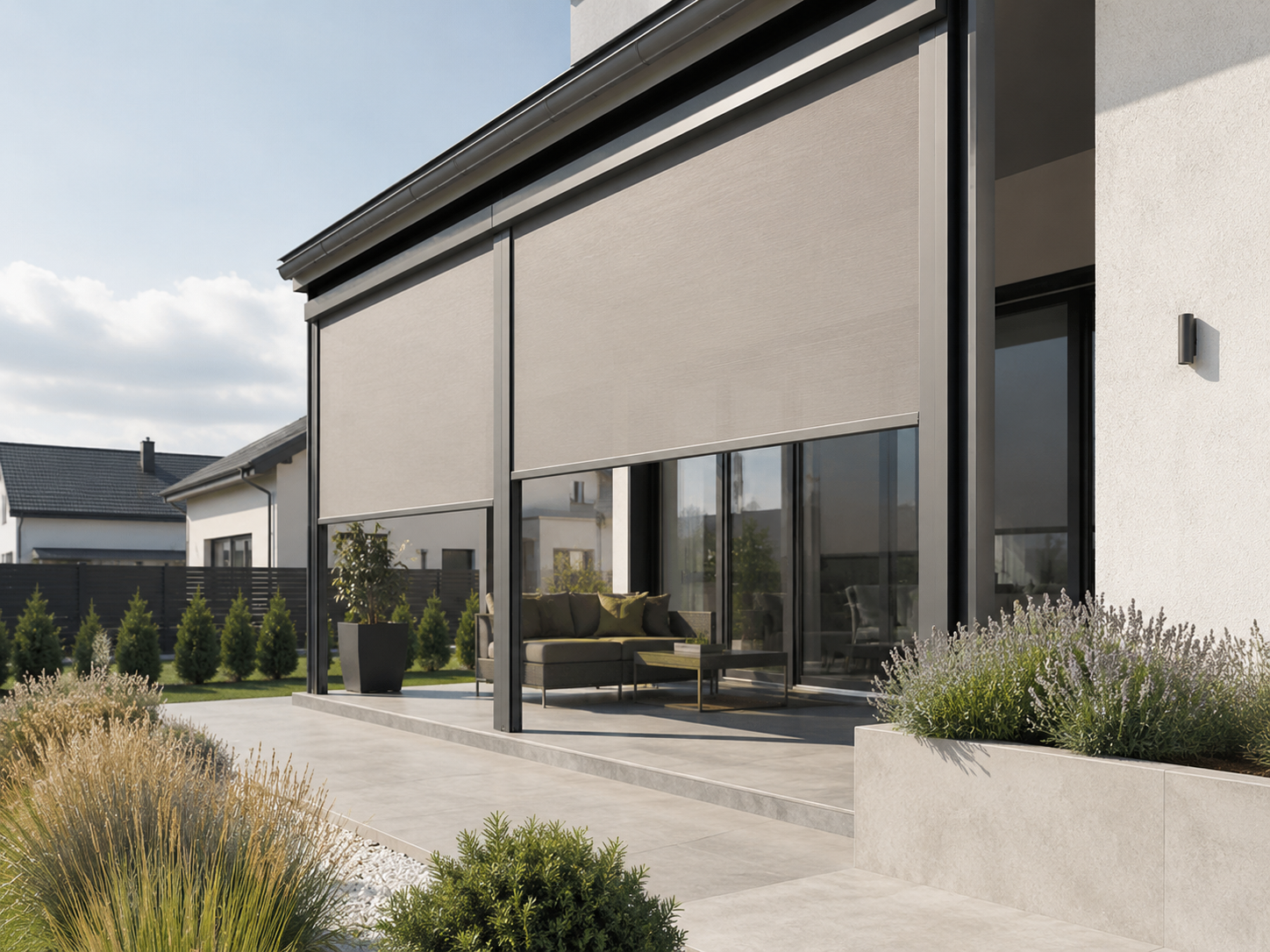 Pergola s vertikálnymi markízami ako bočnými stenami