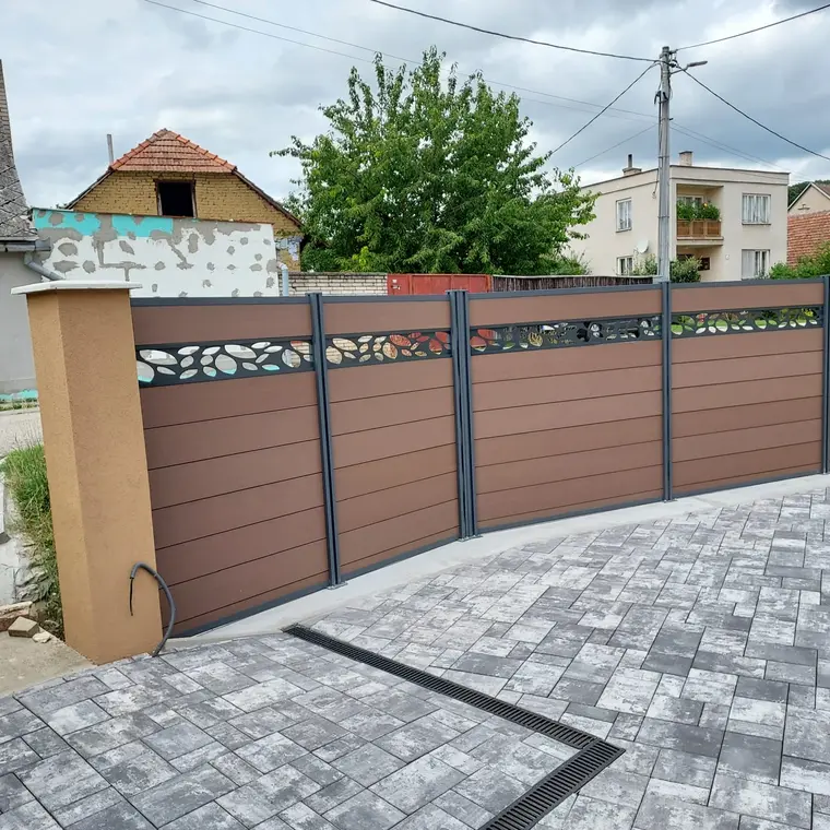 WPC plot s ozdobnou výplňou