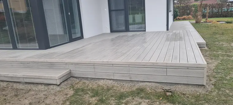 Svetlá terasa so schodom pri dome
