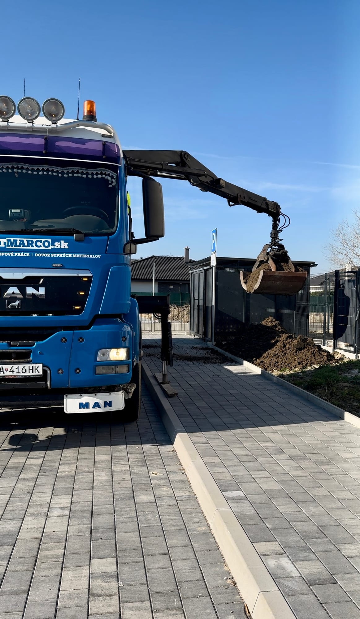Auto s hydraulickou rukou