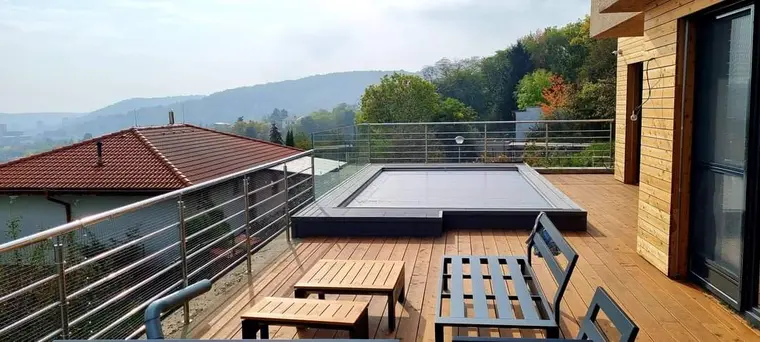 Strešná terasa s bazénom a výhľadom