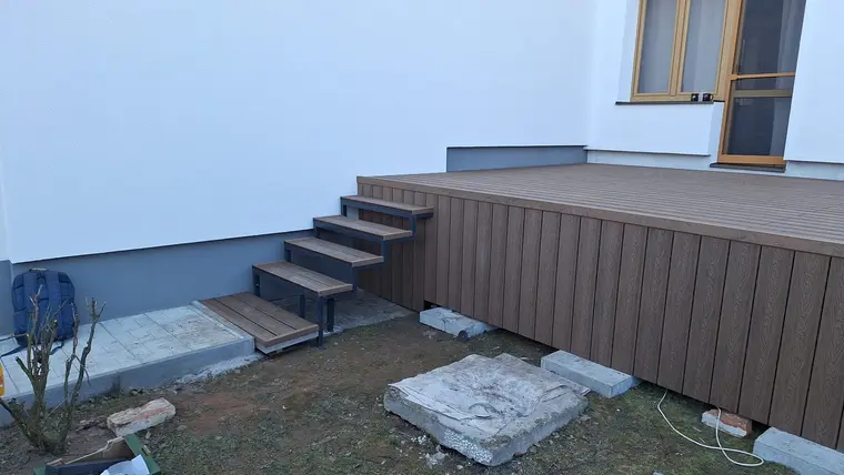 Vyvýšená terasa so schodmi