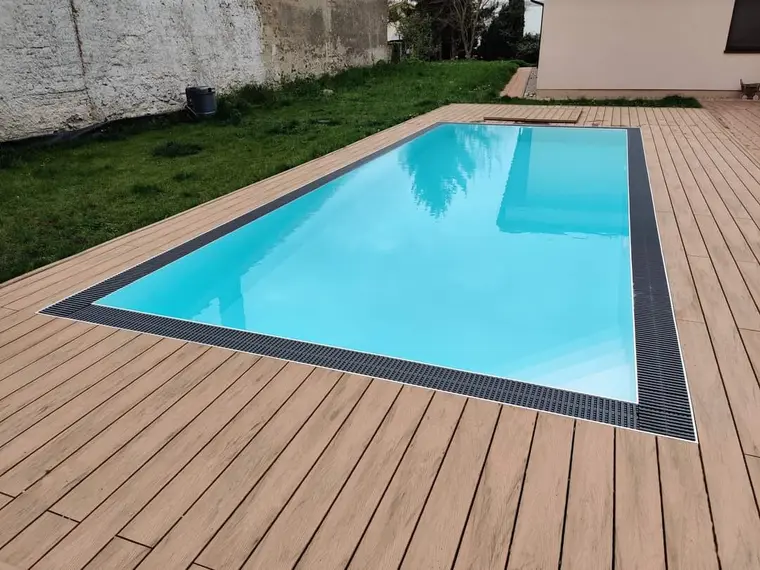Hranatý bazén s WPC terasou