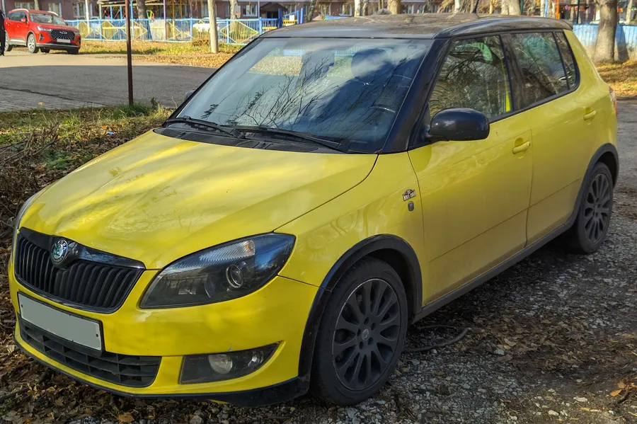 Škoda Fabia zaparkovaná pred servisom