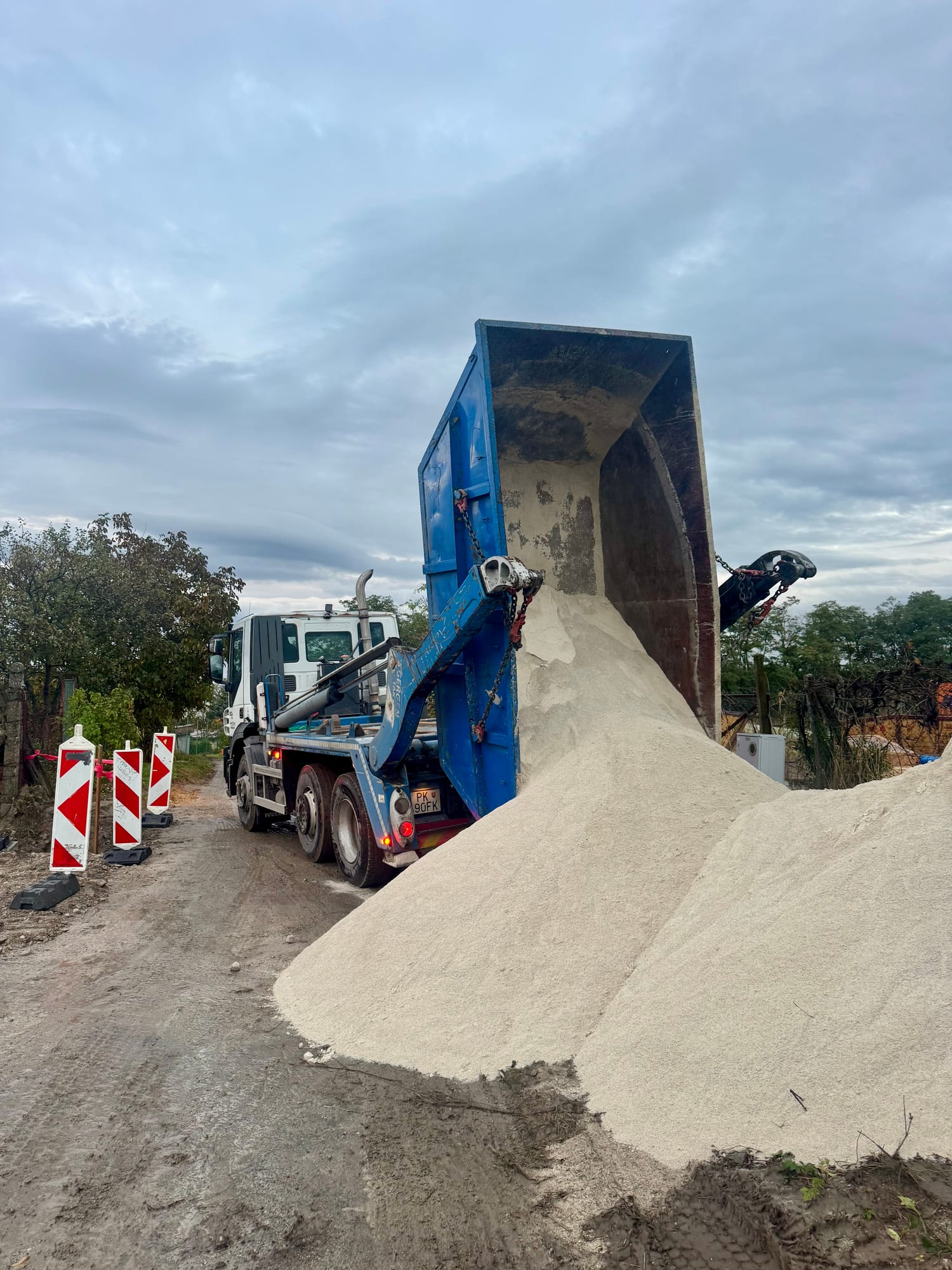 Sypanie kameniva z kontajnera