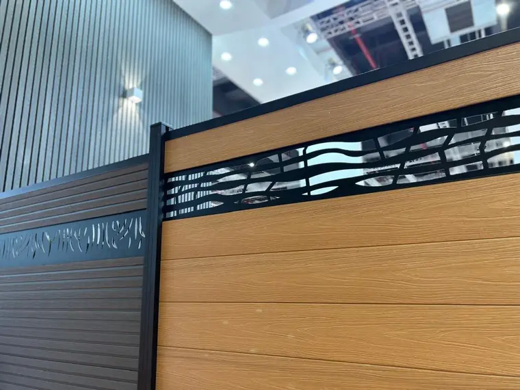 Detail plotu s dekoratívnou výplňou