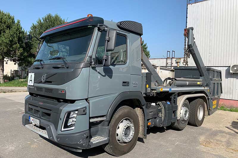 Volvo FMX 460 s hákovým nosičom na prepravu veľkokapacitných kontajnerov