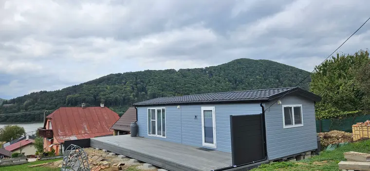 Terasa pri chatke s výhľadom na jazero