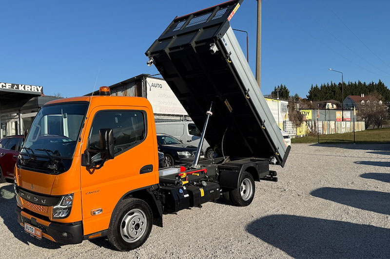 Malý trojstranný sklápač Mitsubishi Fuso Canter 3S15