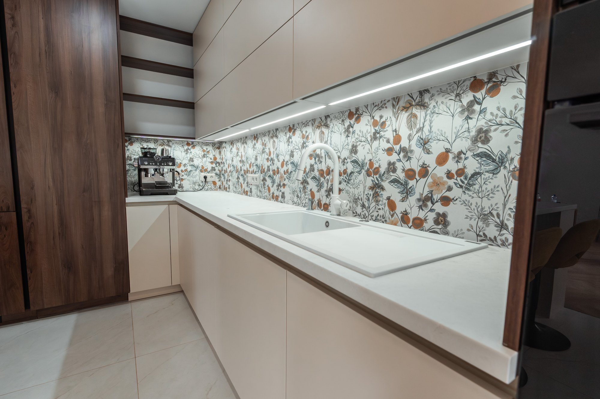 Kitchen unit with sink and Cremona Marble worktop, splashback with a botanical motif, Tobacco Pacifik Walnut & Satin cabinets, Borský Mikuláš.