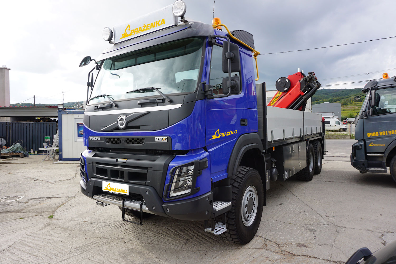 Nákladné auto s hydraulickou rukou