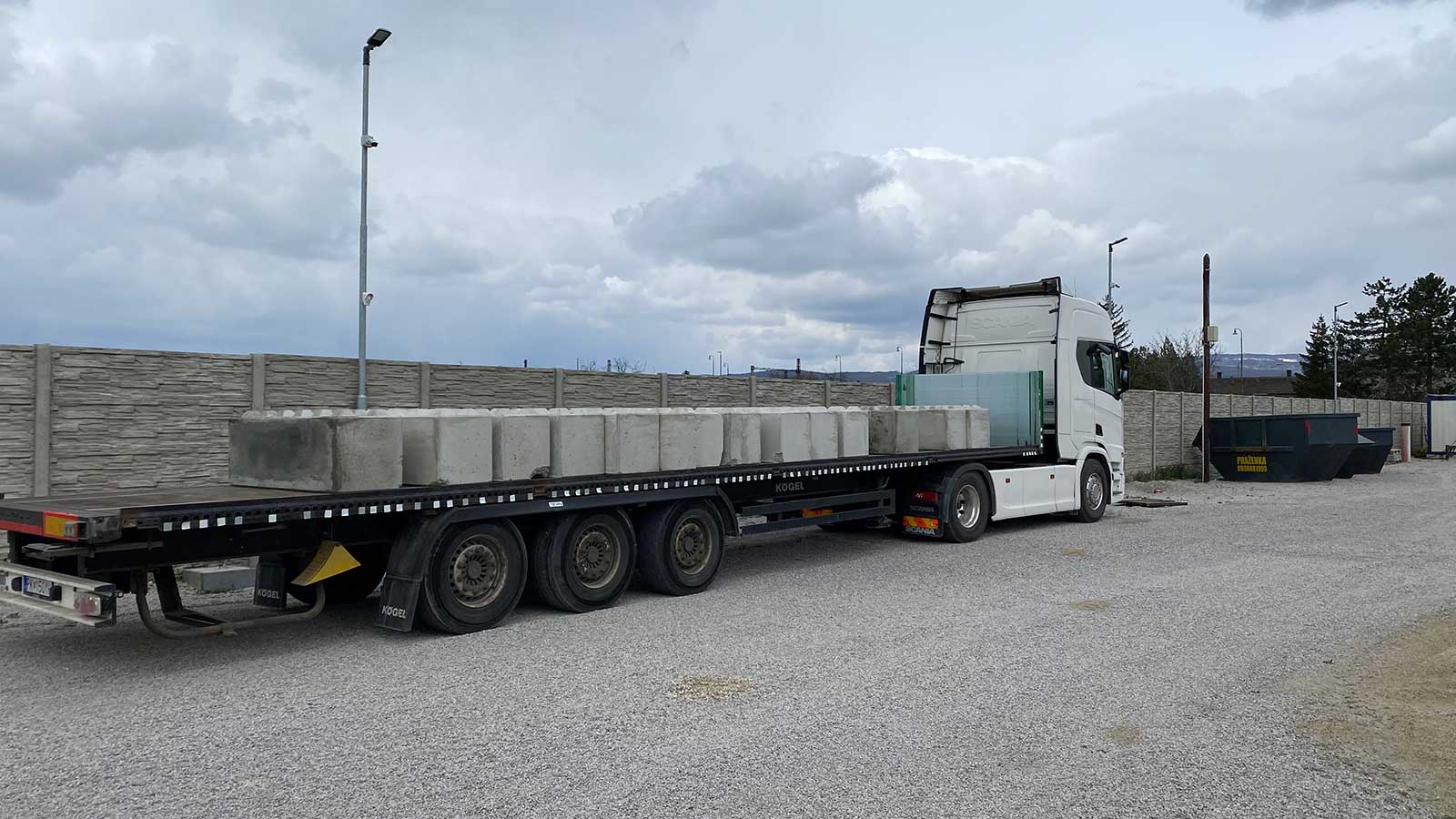 Prepravník s dĺžkou ložnej plochy 14 m na dlhý materiál