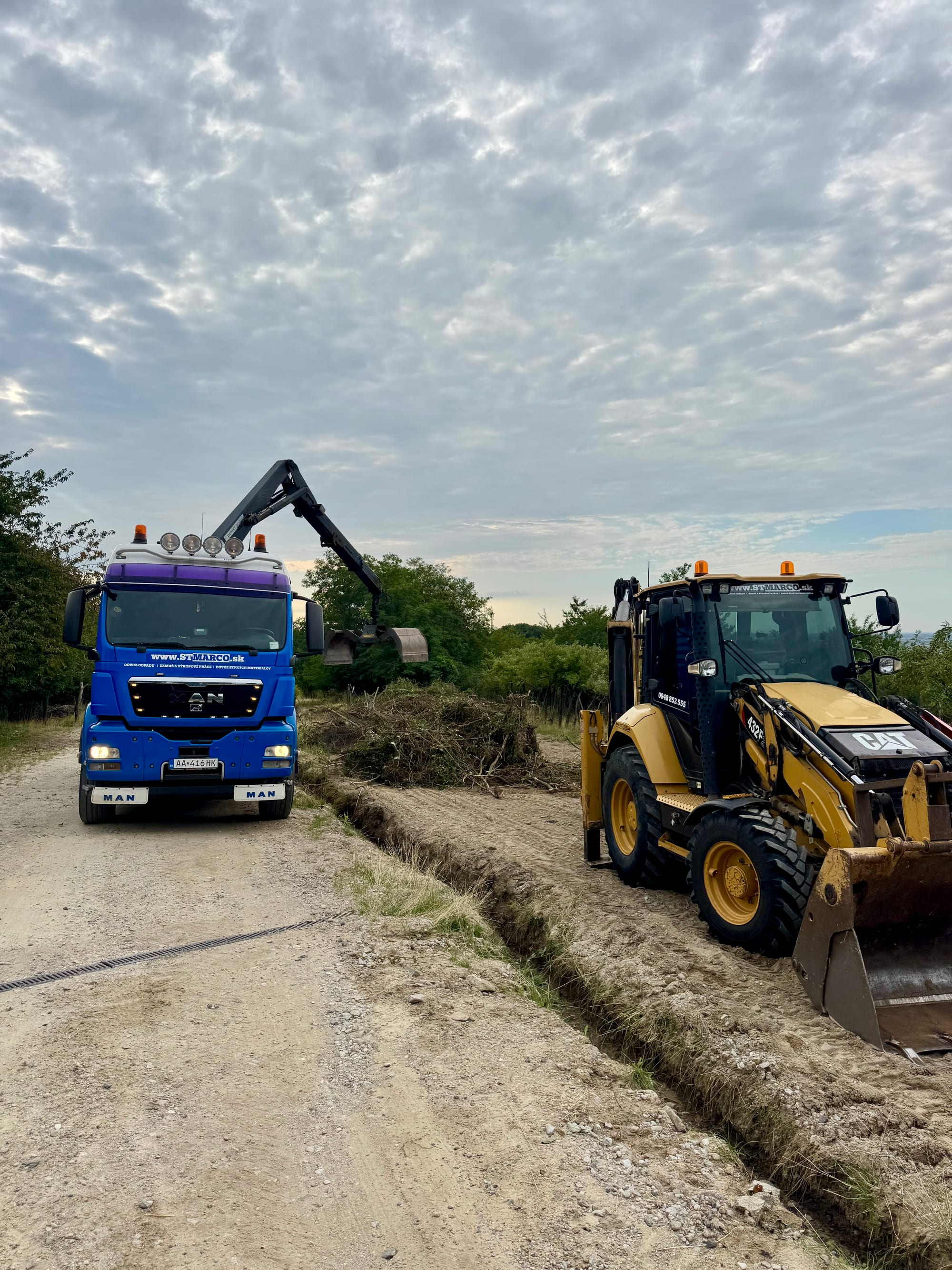 Nosič s hydraulickou rukou a traktorbáger St. Marco