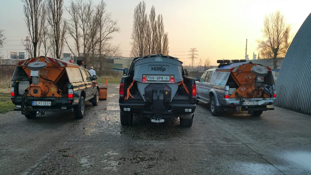 Autá so sypačmi na posyp ciest