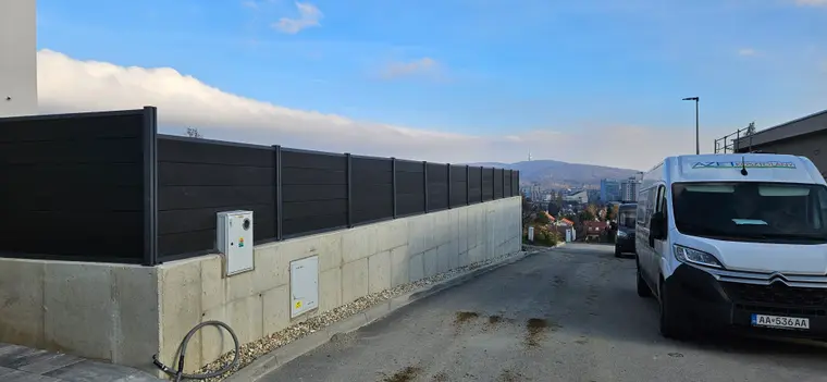 Tmavý WPC plot na múriku
