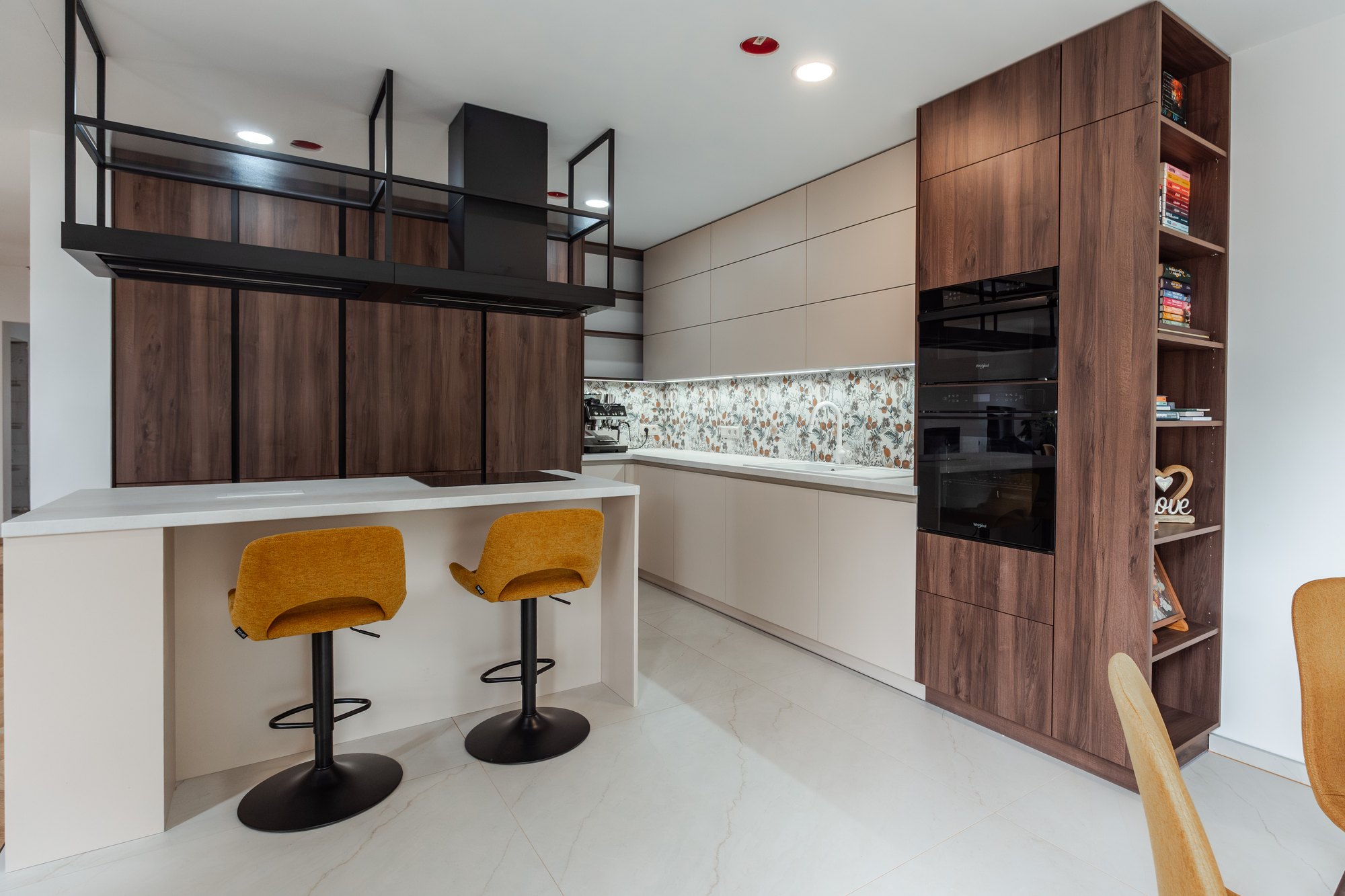 Kitchen unit with an island in Tobacco Pacifik Walnut decor and beige Satin, Cremona Marble worktop, Borský Mikuláš.