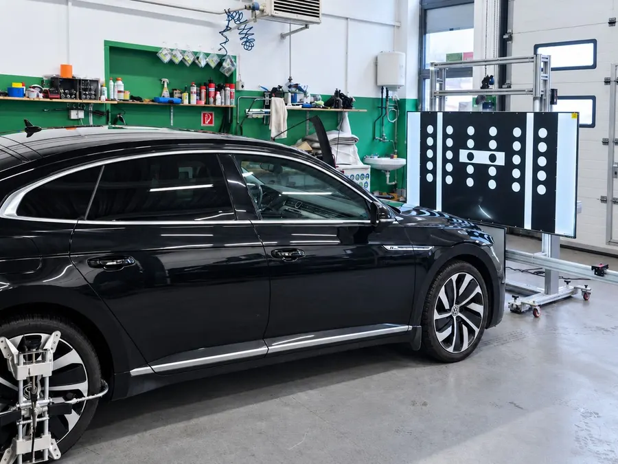 Kalibrácia kamery ADAS na VW Arteon v dielni EUROP-AUTOSKLO Pezinok