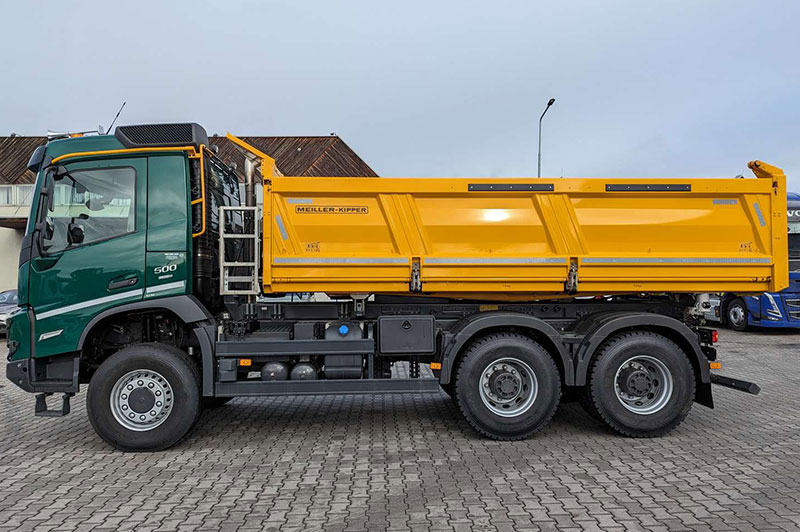 Trojstranný sklápač Volvo FMX 500 6×6 s pohonom všetkých náprav