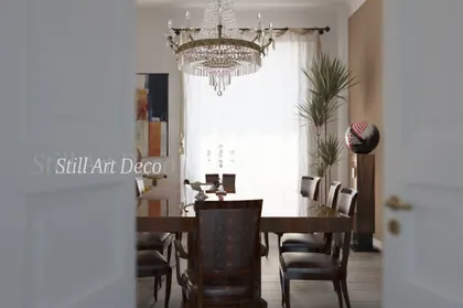 3D vizualizácia jedálne s lustrom v štýle art deco