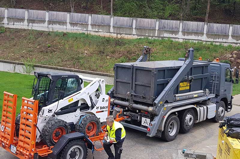 Nakladač Bobcat s miešačkou na betón